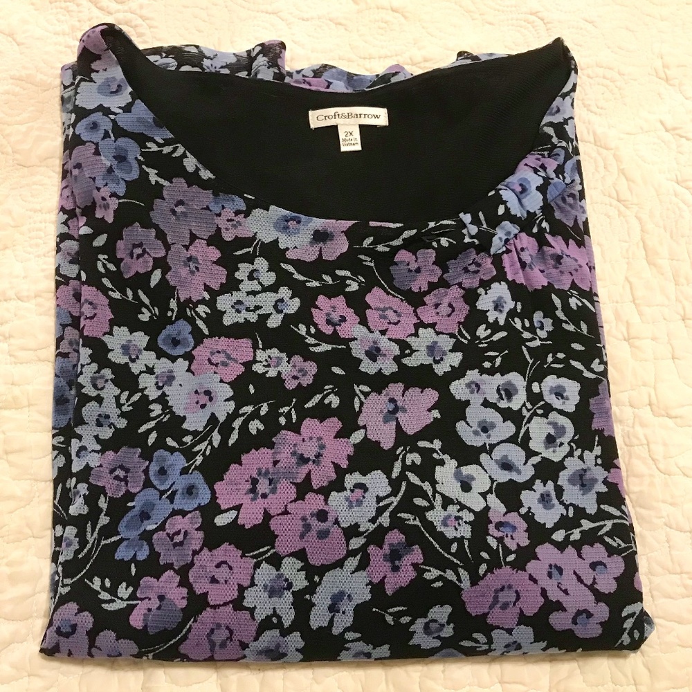 Croft & Barrow black short-sleeved blouse with pastel floral pattern (2X)